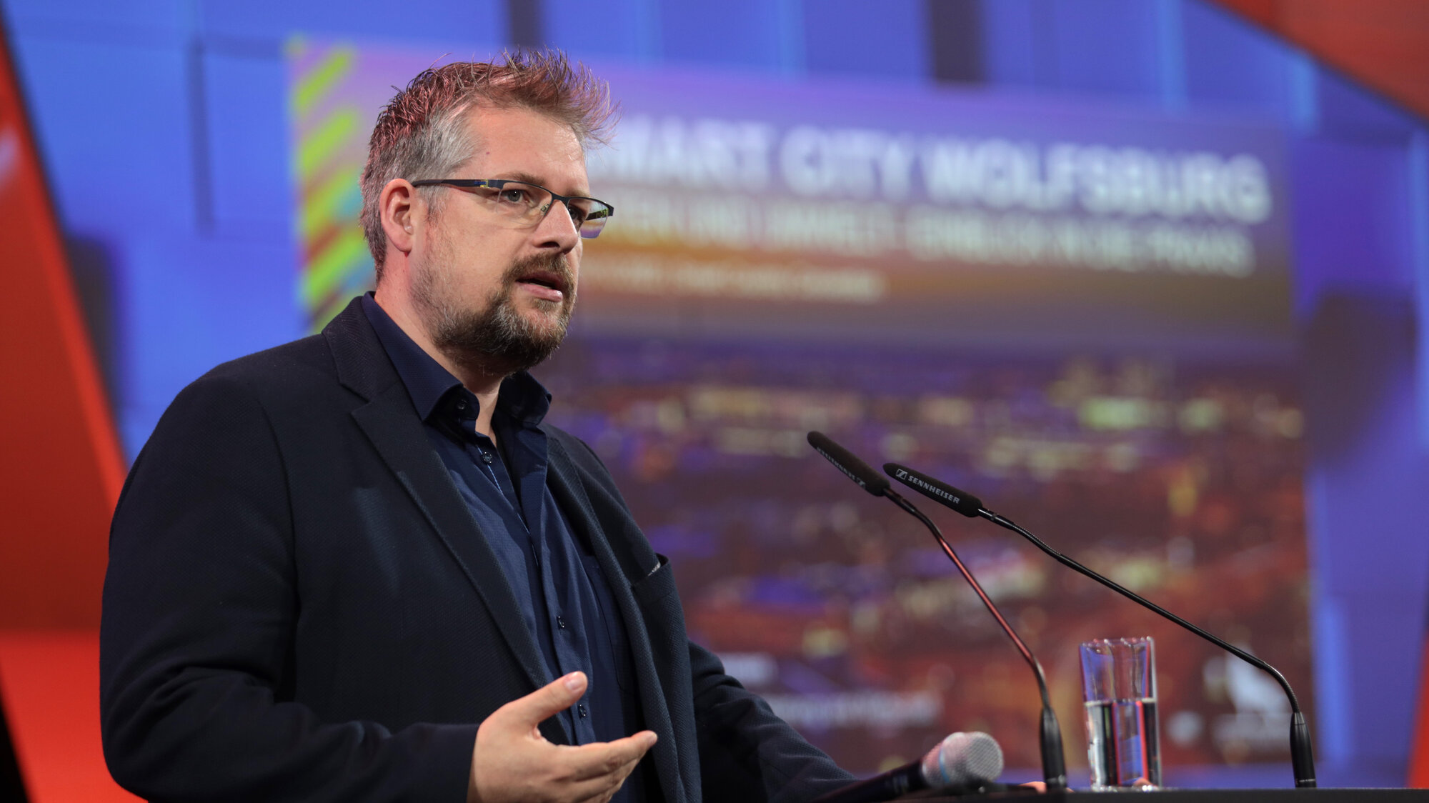 "Grün, digital und resilient: die Stadt der Zukunft" Vortrag von Dr. Sascha Hemmen, Stadt Wolfsburg, auf der Plaza-Bühne.