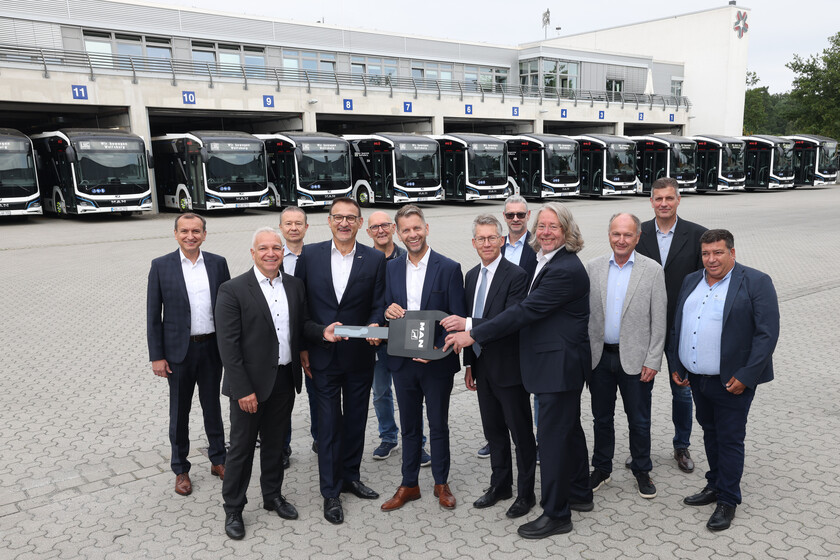 WVG setzt auf nachhaltige Mobilität: zwölf neue vollelektrische MAN Gelenkbusse für Wolfsburg
