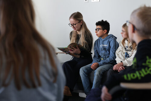 Angelia Stoppel liest die selbstgeschriebene Geschichte von Laini-Li Wenzlau: „Garry und das Glasfaserreich“