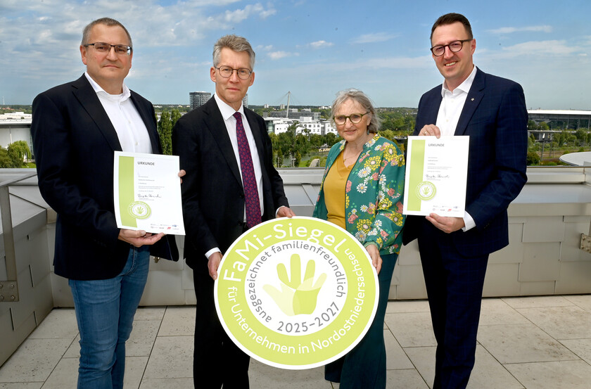 Der Abteilungsleiter für Personal, der Geschäftsführer der Stadtwerke und der Geschäftsführer der WOBCOM nehmen das Familiensiegel dankend entgegen.