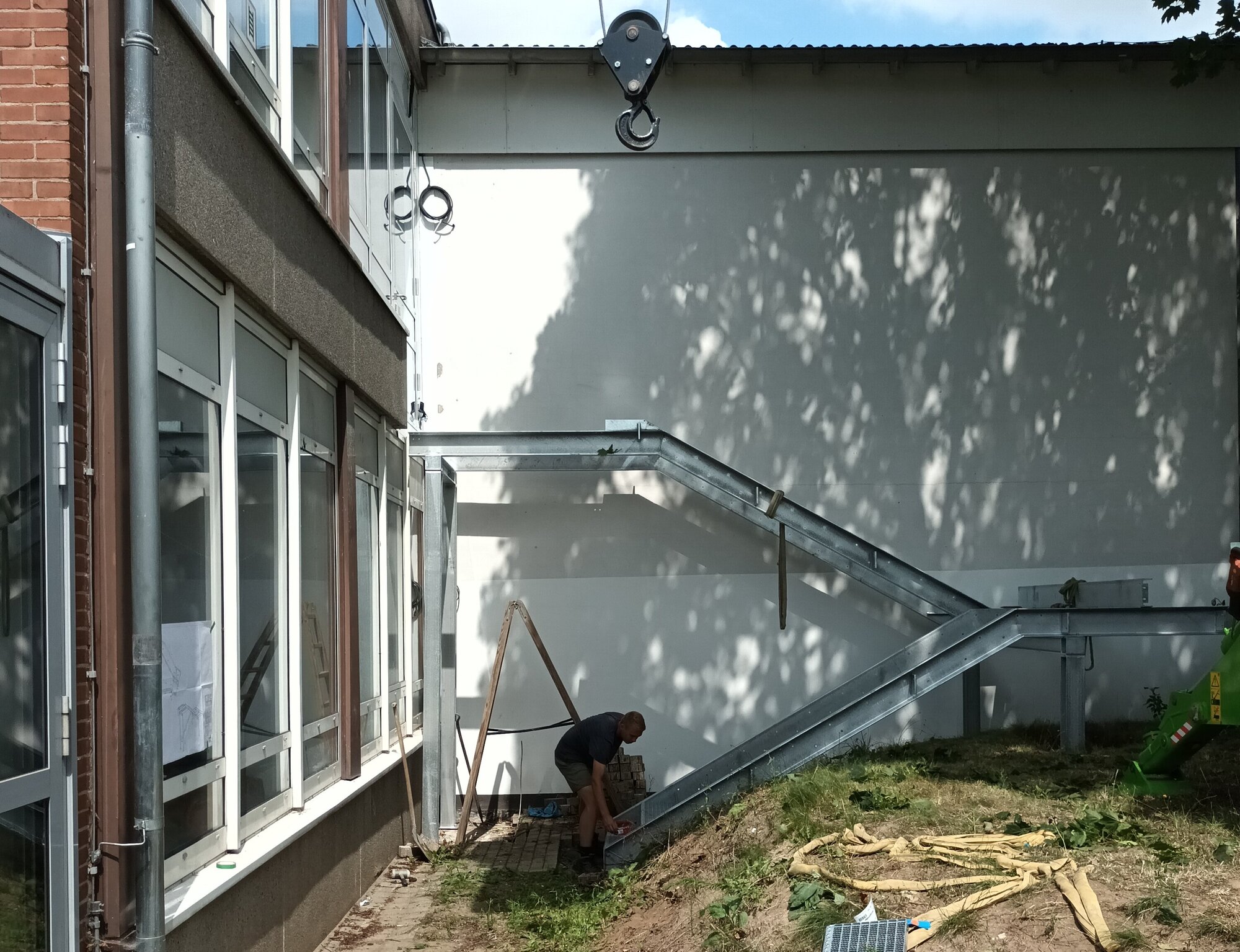 Installation der Außentreppen in der Grundschule Hasenwinkel in Neindorf.