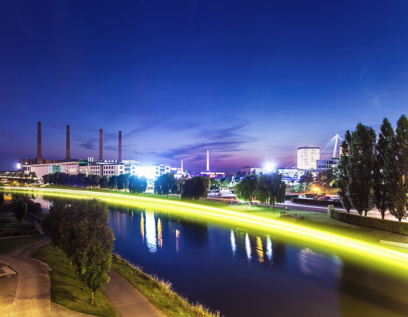 Stadtsilhouette mit Lichtstreifen