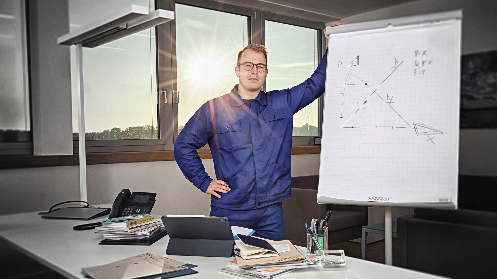 Mann in Büro mit Flipchart