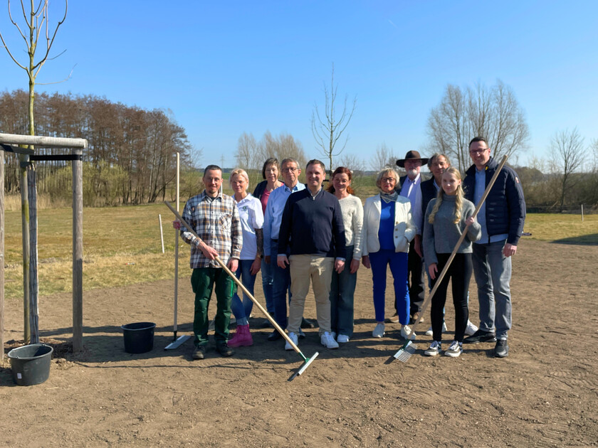 Die Akteure aus dem Hospizhaus Heiligendorf, der Bürgerstiftung, Gartenbauunternehmen Busch und der WOBCOM GmbH während der Entstehung der Blühwiese am Hospizhaus in Heiligendorf