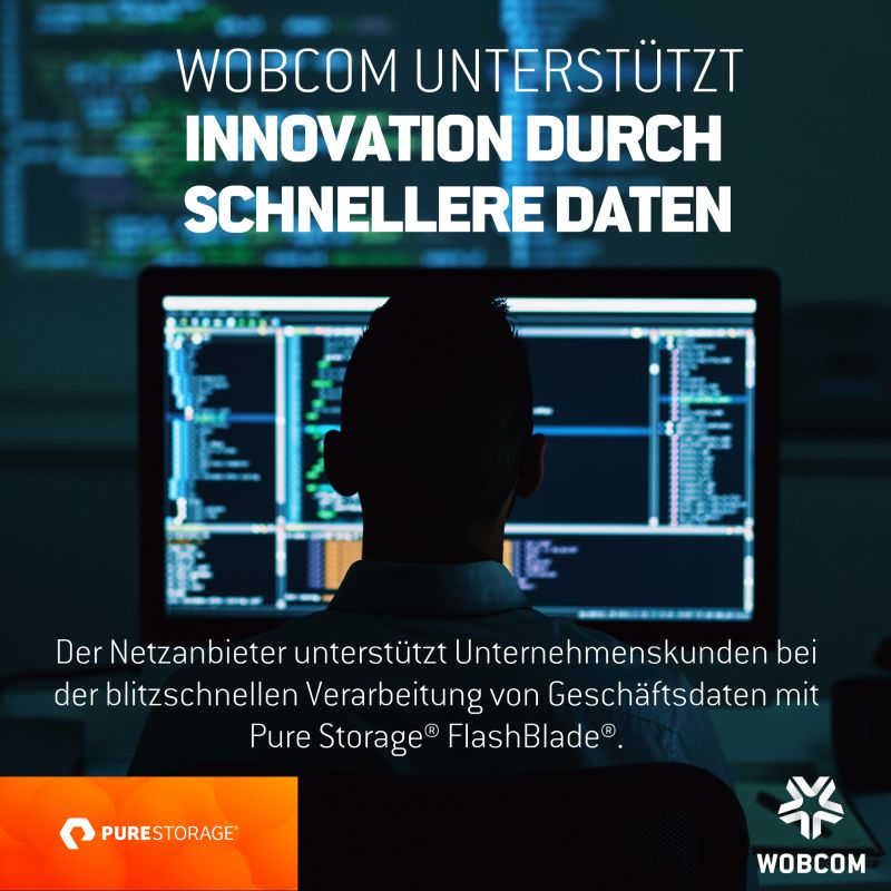 Anwender sitzt vor Monitor mit Softwarecode