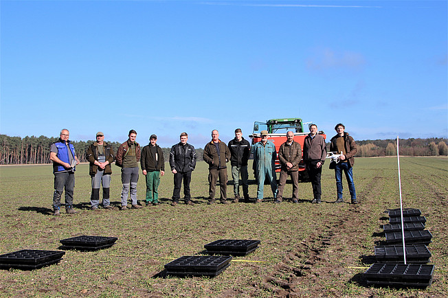 Markus Hanssler, Peter Genzler und Dieter Rode (von rechts) begrüßten gemeinsam mit Ulrich Lossie (links) die hiesigen Landwirte zum Düngerstreuer-Check.Markus Hanssler, Peter Genzler und Dieter Rode (von rechts) begrüßten gemeinsam mit Ulrich Lossie (links) die hiesigen Landwirte zum Düngerstreuer-Check.