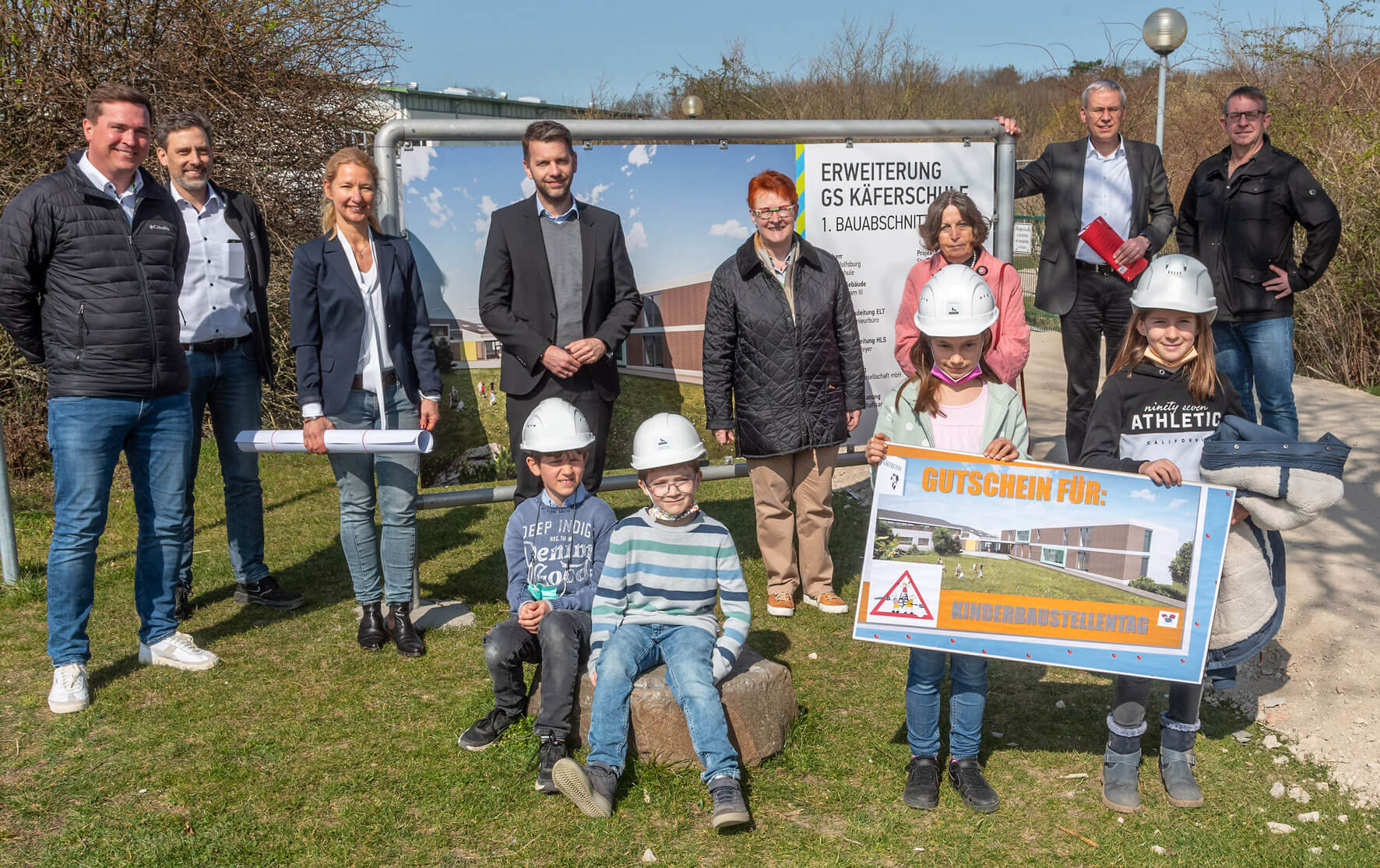 Gruppenfoto mit Kindern der Käferschule und städtischen Vertretern 