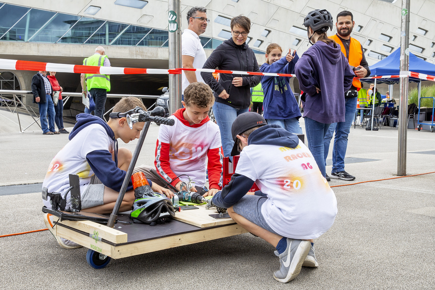 Schüler bauen noch an ihrem Elektrofahrzeug während des Akku-Racer-Events