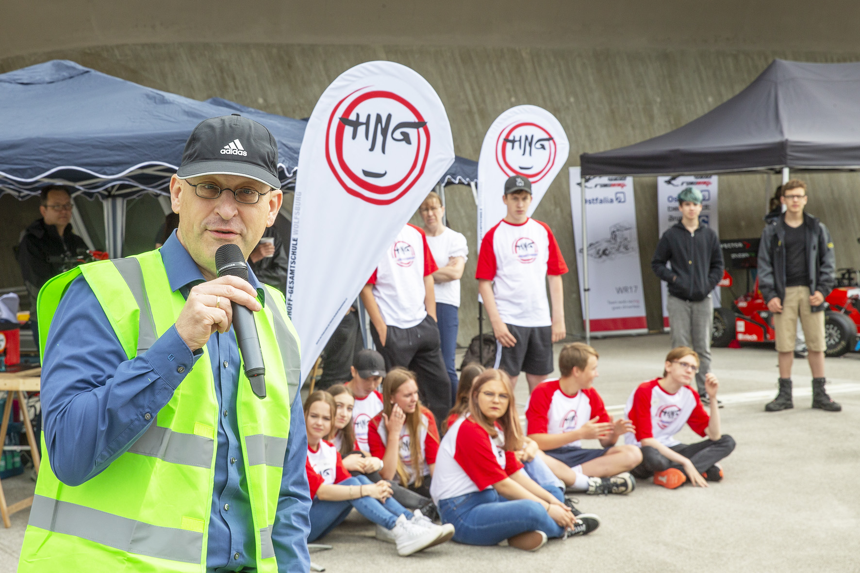 Akku-Racer-Event 2022: Moderator auf dem phaeno Vorplatz