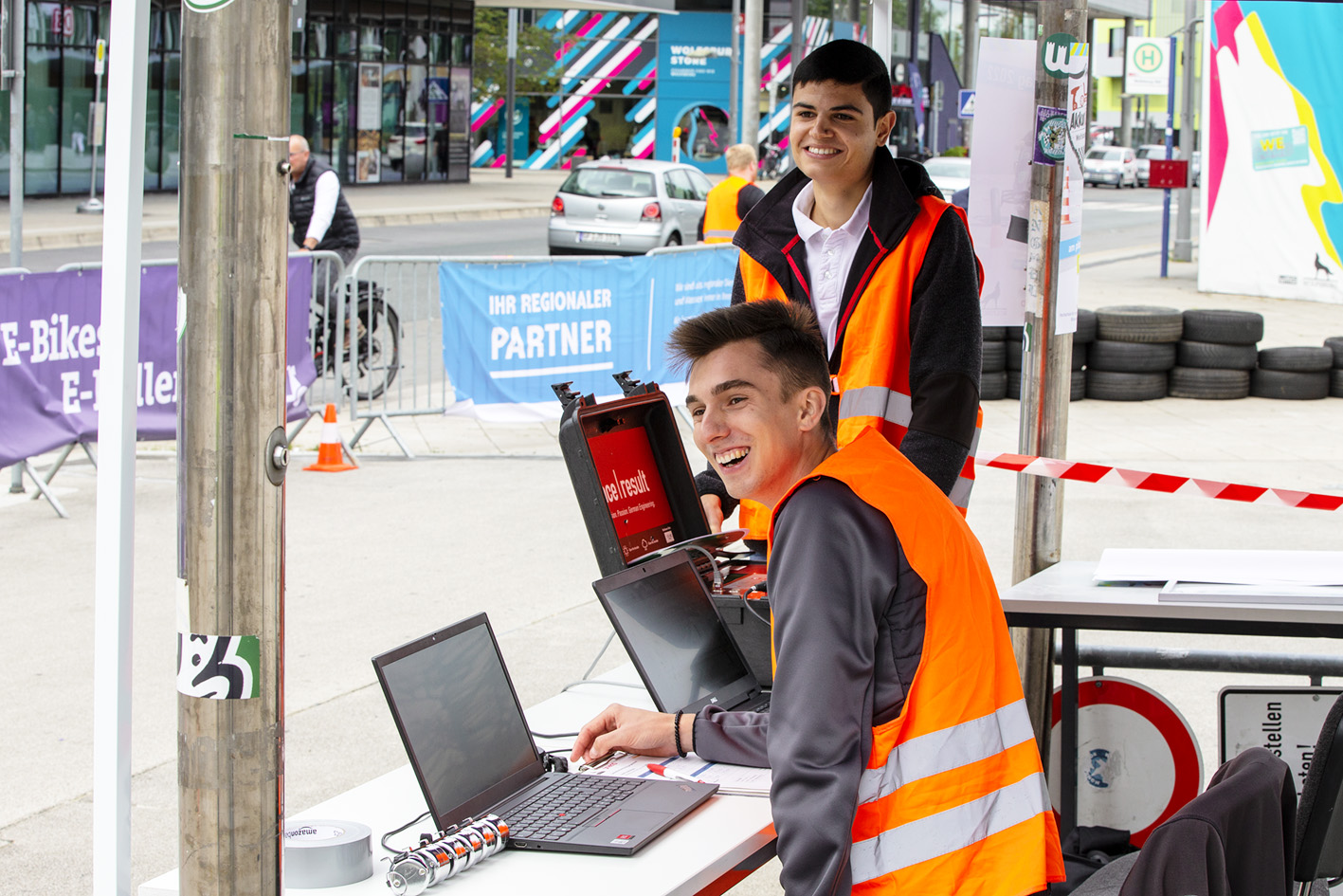 Zwei Rennkommissare beim Akku-Racer-Event