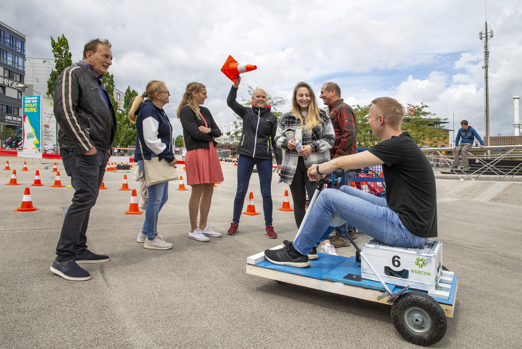 Zuschauergruppe während des Akku-Racer-Events