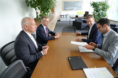 BilTimo Kaupert (Geschäftsführer der WVG), Dr. Frank Kästner (Geschäftsführer der Stadtwerke Wolfsburg AG), Oberbürgermeister Dennis Weilmann und Marcel Hilbig (Leitung Referat Daten, Strategien und Stadtentwicklung) unterzeichnen offiziell den neuen Öffentlichen Dienstleistungsauftrag.