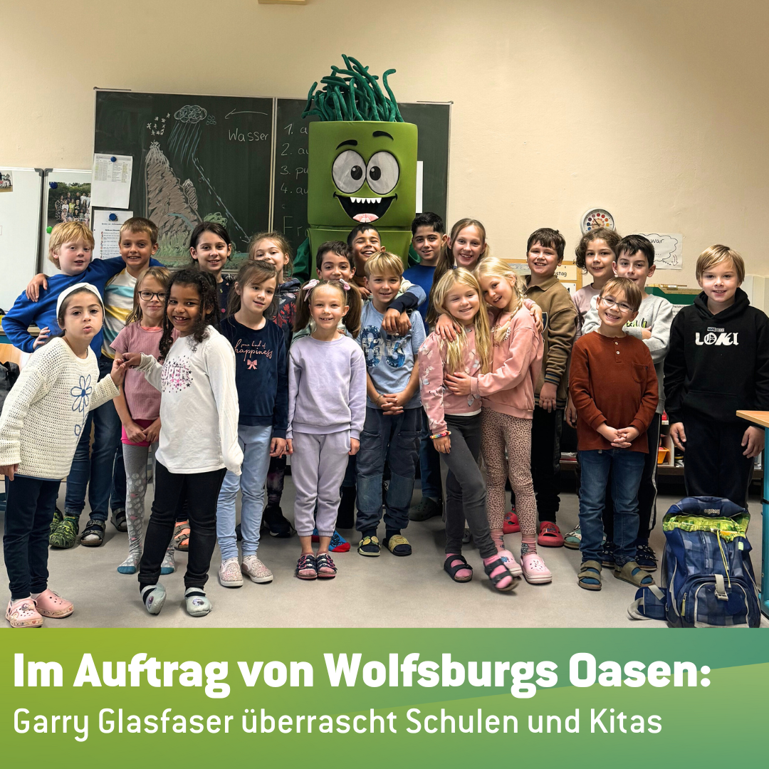 Garry Glasfaser zusammen mit Grundschülern in ihrem Klassenraum