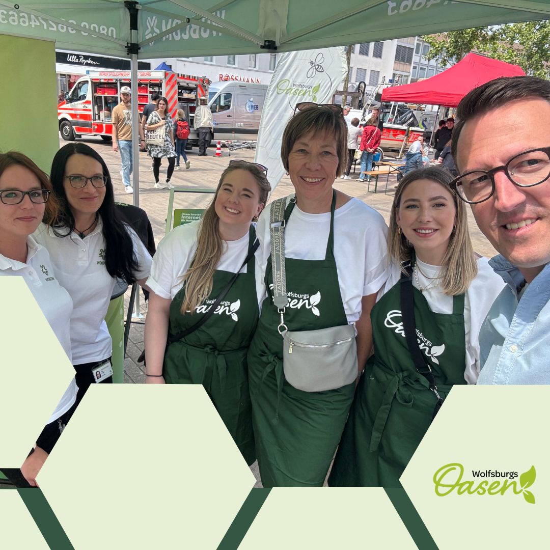 Das Projektteam Wolfsburgs Oasen und WOBCOM vor ihrem Stand beim Tag der Umwelt