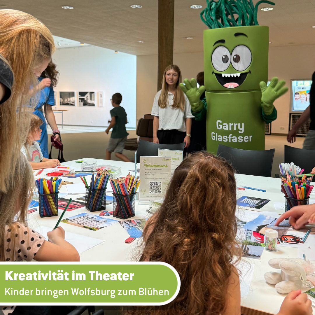 Garry Glasfaser im theater beim Tag der offenen Tür. Im Vordergrund malen Kinder am Tisch Bilder.