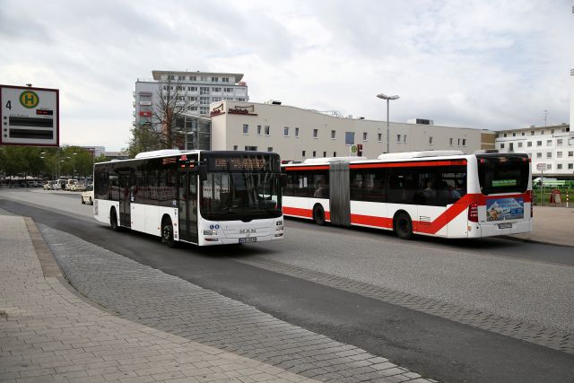 Zwei Busse auf Straße